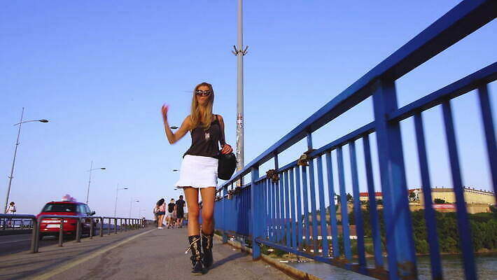 모델 1 라이프스타일 여자 도로 신발 발 거리 건강 한명 사람 성인 야외 강 치마 태양 섹시 걷기 맑음 산책 시골 도시 화려 우아함 날씬함 타운 단계 다뉴브강 세르비아 양발 혼자 4K MOV 해외동영상 클립영상 자연요소 길 컨셉 교통시설 모션 하의 날씨 휴식 생활 신체부위 몸매 동영상 파일형식