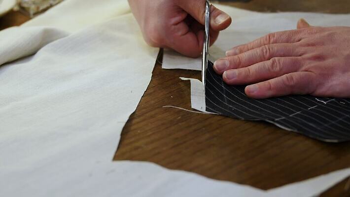 손 디자인 옷 남자 백그라운드 셔츠 비즈니스 성공 한명 정장 유행 기계 재킷 직물 업무 비즈니스맨 수술 실 닫기 제조 바느질 디자이너 방향 땀 실타래 얼레 재단 방법 집게발 하수 4K MP4 해외동영상 클립영상 직업 1 컨셉 상의 의학 모션 사람 신체부위 치료 물 외투 작업 직장인 동영상 파일형식