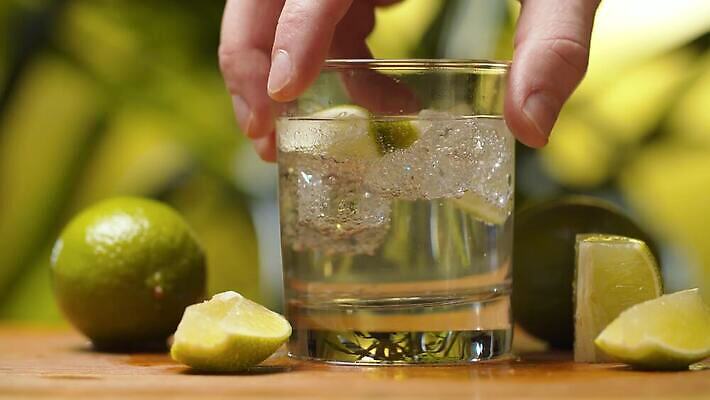 나무 라이프스타일 손 음료 조각 잎 과일 자연 유리 귤 건강 야외 물 얼음 거품 추위 신선 칵테일 투명 닫기 갈증 먹기 레몬 가득함 순수 유기농 라임 가스 녹색배경 내추럴 떨림 섞기 소다 토닉 4K MP4 해외동영상 클립영상 자연요소 식물 웰빙 백그라운드 컨셉 모션 재질 주류 생활 신체부위 초록색 생태계 동영상 파일형식