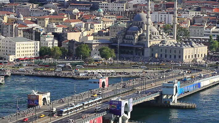 유럽 바다 여행 중동 건축양식 자동차 버스 주택 이스탄불 안테나 풍경 사람없음 건물 여름 파란색 하이앵글 도시풍경 여행객 탑 도시 센터 역사 이슬람교 모스크 정사각형 전차 장면 동쪽 칠면조 랜드마크 옛날 MOV 튀르키예 해외동영상 클립영상 도형 건축물 계절 건축 나라 아시아 종교 육상교통 뷰포인트 컬러 통신 조류 대중교통 사람 방향 동영상 파일형식
