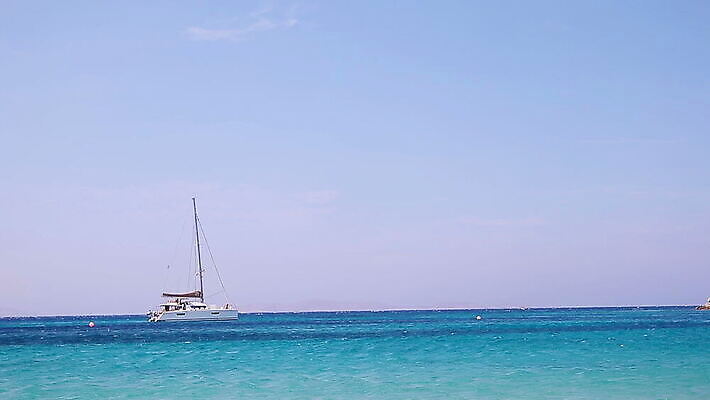 모래 바다 섬 여행 아프리카 하늘 휴가 휴식 열대 사람없음 야외 물 파란색 관광지 햇빛 시골 보트 지중해 인도양 카리브해 미코노스섬 열대기후 탄자니아 터키석 카피스페이스 MOV 해외동영상 클립영상 자연요소 나라 컬러 컨셉 배_교통 태양 공백 보석 그리스 동영상 파일형식