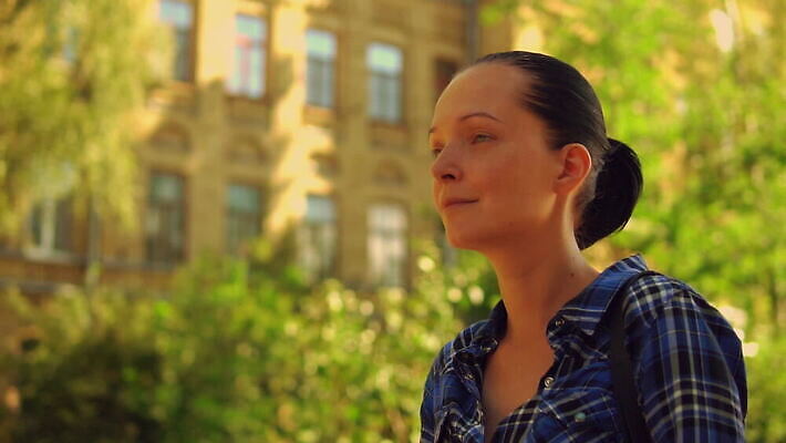 백인 모델 라이프스타일 옷 여자 행복 얼굴 가방 모션 거리 갈색머리 한명 미소 사람 성인 야외 옆모습 여름 햇빛 뷰티 유행 걷기 가을 도시 우아함 구매 고객 느림 MOV 해외동영상 클립영상 서양인 1 헤어스타일 잡화 계절 감정 뷰포인트 컨셉 표정 생활 신체부위 쇼핑 태양 동영상 파일형식