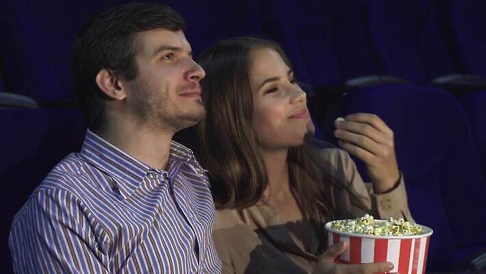 1 라이프스타일 여자 남자 감정 종이 얼굴 음료 음식 분홍색 티셔츠 2 의자 팔찌 휴식 관리 미소 사람 소년 두명 빨간색 친구 상자 어둠 흰색 시간 정크푸드 영화관 극장 먹기 필름 영화 만족 팝콘 튜브 무료 호러 흥미 4K MOV 해외동영상 클립영상 어린이 컬러 가구 컨셉 셔츠 장신구 관계 모션 문화예술 표정 생활 신체부위 공포 동영상 파일형식