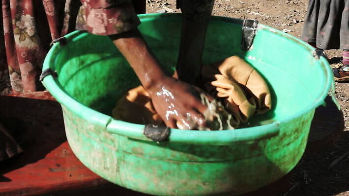 손 옷 여자 컬러 아프리카 하늘 주택 한명 사람 물 검은색 업무 사발 씻기 빨래 비누 에티오피아 MOV 해외동영상 클립영상 자연요소 1 나라 가사 건물 신체부위 위생용품 청결 작업 사기그릇 동영상 파일형식