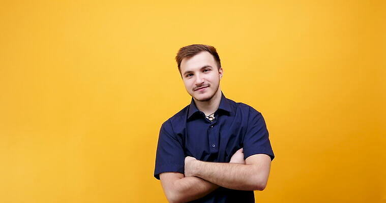 백인 모델 1 헤어스타일 응시 남자 행복 감정 얼굴 포즈 백그라운드 오렌지 모션 실내 사람 성인 사람없음 노란색 머리 표현 입 유머 즐거움 싱글 흥분 만들기 내추럴 고립 바보 4K MOV 해외동영상 클립영상 서양인 시선 컬러 과일 내부 신체부위 동영상 파일형식