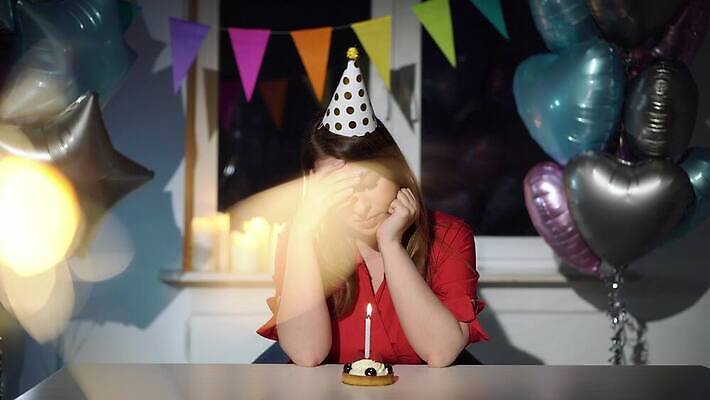 백인 모자 1 여자 기념일 탁자 휴가 아파트 주택 기념 한명 사람 성인 장식 컬러풀 파티 케이크 슬픔 축하 생일 기다림 좌절 고독 불기 호루라기 컵케이크 지루함 싱글 타격 혼자 4K MOV 해외동영상 클립영상 서양인 잡화 감정 컬러 가구 컨셉 모션 디저트 이벤트 건물 동영상 파일형식