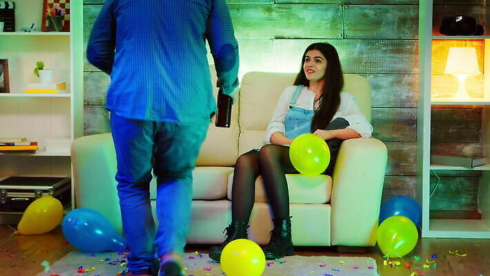 학생 여자 남자 음악 거실 모션 탁자 아파트 주택 성인 사람없음 친구 파티 우정 기쁨 모임 축하 춤 닫기 야간 연결 흥분 주말 커뮤니티 나눔 사교적 4K MOV 해외동영상 클립영상 자연요소 감정 가구 컨셉 관계 문화예술 사람 이벤트 건물 동영상 파일형식