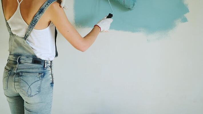 여자 남자 벽 아파트 두명 카메라 촬영 페인트 붓 수리 사진사 양동이 롤러 4K MOV 해외동영상 클립영상 주택 사람 전자제품 작가 동영상 파일형식