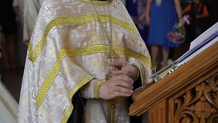 전통 손 기독교 종교 결혼 십자가 실내 사람 내부 책 교회 믿음 성경 기도 예수 의식 아빠 황금 성자 성직자 심볼 연습 묘사 서비스 신성 덩어리 교황 성찬식 성체 신앙심 MOV 해외동영상 클립영상 감정 종교용품 가족 종교건축 이벤트 건물 신체부위 신_종교 동영상 파일형식