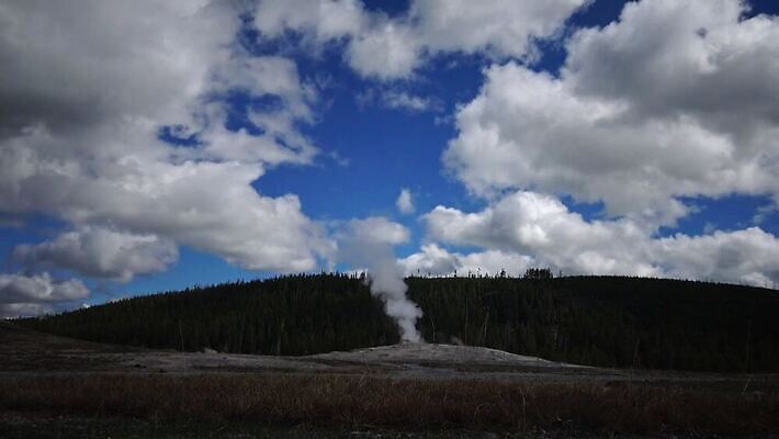 구름 여행 북아메리카 자연 하늘 휴가 파노라마 국립공원 풍경 사람없음 물 세계 여행객 미국 봄 에너지 액체 재산 수증기 숲 폭발 땅 언덕 내추럴 와이오밍 지열 4K MP4 해외동영상 클립영상 자연요소 계절 공원 촬영기법 아메리카 사람 금융 생태계 동영상 파일형식