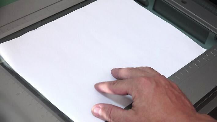 직업 손 종이 셔츠 신체 비즈니스 부분 노동자 빛 컬러풀 사무실 스크린 기계 장비 흰색 램프 업무 판넬 플랫 인쇄 문서 하이테크 비서 팔 팩스 스캐너 공급 4K HD MP4 해외동영상 클립영상 컬러 상의 조명 기술 신체부위 사무용품 작업 동영상 파일형식