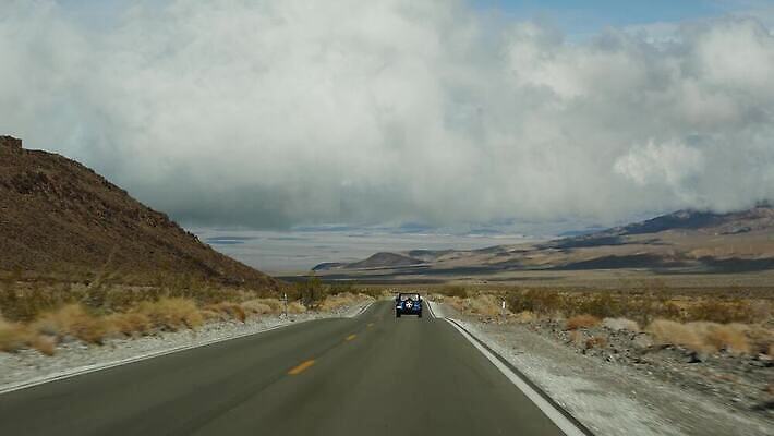 도로 여행 곡선 자동차 유리 산 건조 항해 풍경 사람없음 노란색 계곡 미국 운전 고속도로 황무지 분위기 탈출 가뭄 안심 방법 웅장함 자동 지질학 직진 불모지 4K 건조기후 MP4 해외동영상 클립영상 교육 길 선 육상교통 컬러 컨셉 북아메리카 배_교통 교통시설 모션 재질 날씨 육류 동영상 파일형식