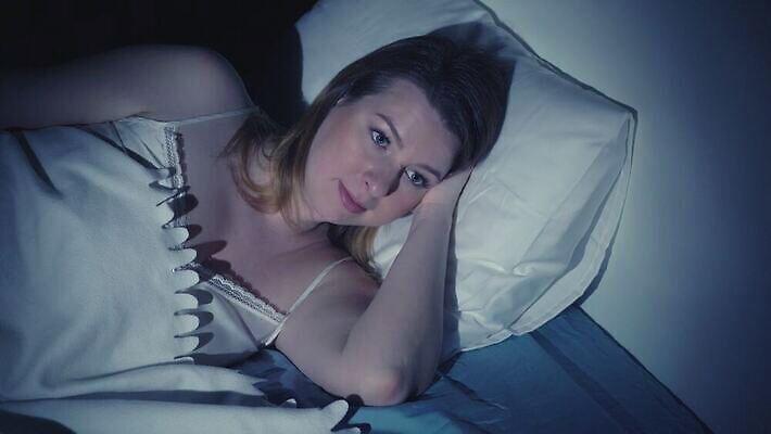 백인 1 여자 베개 침구 휴식 스트레스 주택 실내 피곤 한명 금발 머리 어둠 침실 고통 슬픔 침대 잠 오픈 좌절 질병 야간 고민 두통 문제 긴장 거짓말 배려 불면증 악몽 우울증 4K MOV 해외동영상 클립영상 자연요소 서양인 헤어스타일 감정 가구 컨셉 의학 사람 내부 건물 신체부위 동영상 파일형식