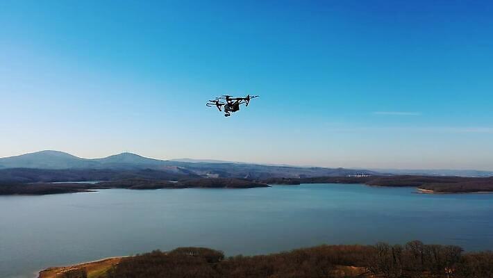 직업 산업 모션 자연 하늘 안테나 풍경 사람없음 물 카메라 디지털 가을 연못 헬리콥터 영화관 필름 로봇 항공 라디오 날것 격려 감시 멀리 동영상 찬성 항공촬영 드론 제어 MOV 해외동영상 클립영상 자연요소 계절 감정 뷰포인트 통신 비행기 전자제품 극장 생태계 파일형식