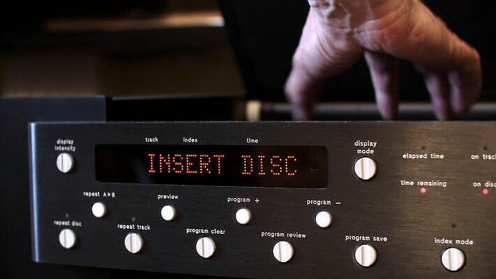 남자 음악 놀이 주택 실내 관리 사람없음 독서 디지털 검은색 자료 힘 소리 방 듣기 장비 운전 광선 CD 디스크 판넬 오픈 닫기 볼륨 영화관 극장 계산대 수화기 출발 전자 오디오 시스템 스테레오 동영상 DVD 녹음기 삽입 플레이어 4K MOV 해외동영상 클립영상 컬러 컨셉 모션 문화예술 사람 내부 건물 전자제품 질병 전화기 파일형식 녹음_기록