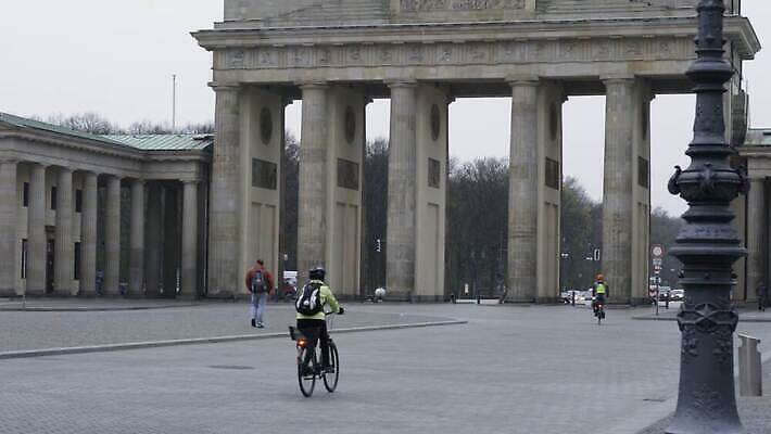 외관 유럽 문화 스포츠 여행 겨울 건축양식 하늘 독일 사람없음 야외 건물 도시풍경 조각상 자전거 어둠 가을 바위 도시 역사 심볼 대문 장면 타운 베를린 천연기념물 랜드마크 수도권 전국 4K MOV 해외동영상 클립영상 건축물 계절 건축 나라 풍경 조형물 문 바이크 돌_바위 지역 동영상 파일형식