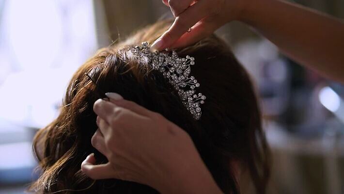 헤어스타일 손 여자 결혼 사람 성인 두명 뷰티 머리 머리빗 미용사 머리장식 스타일리스트 스타일링 MOV 해외동영상 클립영상 직업 이벤트 신체부위 장식 미용용품 동영상 파일형식