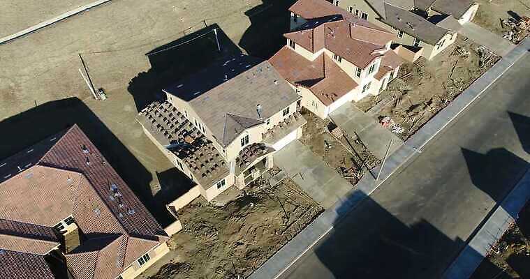 산업 부동산 새로움 주택 안테나 사람없음 건물 건설현장 땅 머리위 먼지 이웃 항공촬영 개발 4K MP4 해외동영상 클립영상 건축물 뷰포인트 컨셉 통신 건설업 재산 동영상 파일형식