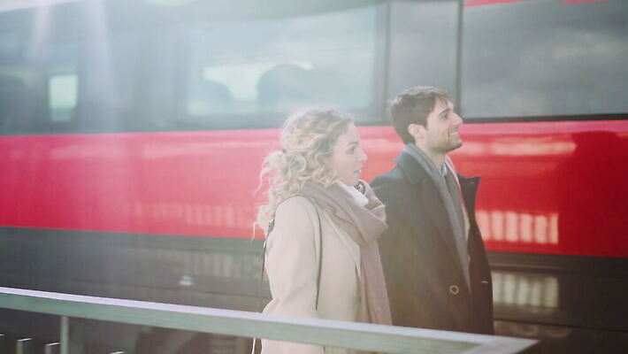 백인 커플 여자 남자 여행 교통시설 청소년 사랑 사람 20대 야외 두명 빨간색 빛 햇빛 걷기 손잡기 이탈리아 기차 경계선 잡기 역 허들 토스카나 성인여자만 남유럽 4K 트래킹숏 MOV 해외동영상 클립영상 서양인 감정 유럽 선 육상교통 컬러 교통 관계 모션 대중교통 촬영기법 청년 태양 장애물 경계 시설 동영상 여자만 성인만 파일형식