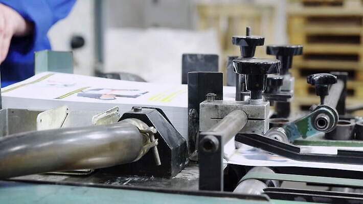 식물 산업 종이 컬러 공장 노동자 새로움 주택 흑백 사람없음 상점 디지털 기계 장비 벨트 업무 판넬 신문 뉴스 제조 잡지 인쇄 종업원 문서 상업 언론 방법 조종장치 출판 컨베어밸트 4K MOV 해외동영상 클립영상 직업 잡화 컨셉 공업 촬영기법 건물 간행물 작업 동영상 파일형식