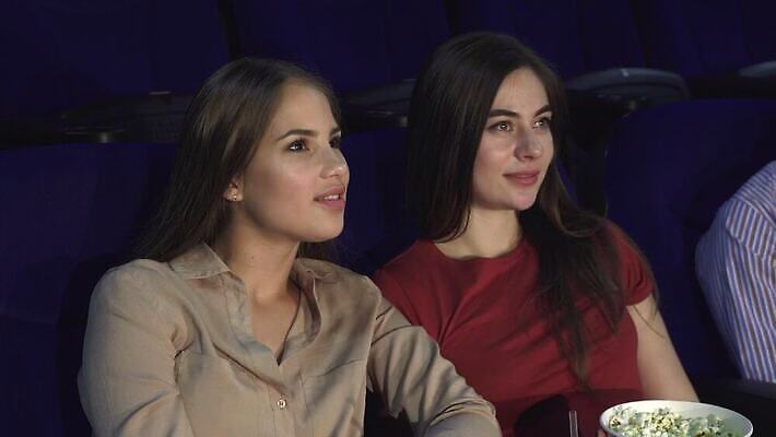 1 라이프스타일 여자 감정 종이 얼굴 음료 음식 분홍색 티셔츠 2 의자 팔찌 휴식 관리 미소 사람 소녀 두명 빨간색 상자 어둠 흰색 시간 정크푸드 손톱관리 영화관 극장 먹기 필름 영화 만족 팝콘 튜브 객석 무료 호러 흥미 4K MOV 해외동영상 클립영상 어린이 컬러 가구 컨셉 셔츠 장신구 모션 문화예술 표정 생활 신체부위 네일아트 공포 동영상 파일형식