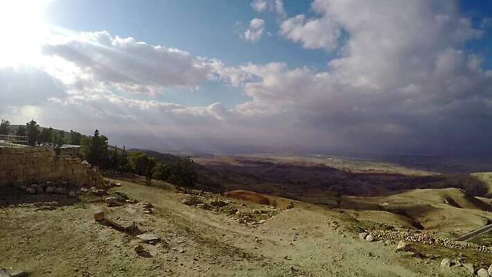 종교 도로 밭 자연 산 파노라마 풍경 경사 사람없음 야외 계곡 농사 성경 바위 시골 중앙 땅 언덕 사인 약속 신성 지역 동쪽 항공촬영 방법 서쪽 아랍어 예루살렘 요르단 팔레스타인 수평선 4K MP4 해외동영상 클립영상 길 뷰포인트 농업 중동 종교용품 교통시설 촬영기법 돌_바위 방향 생태계 동영상 이스라엘 파일형식