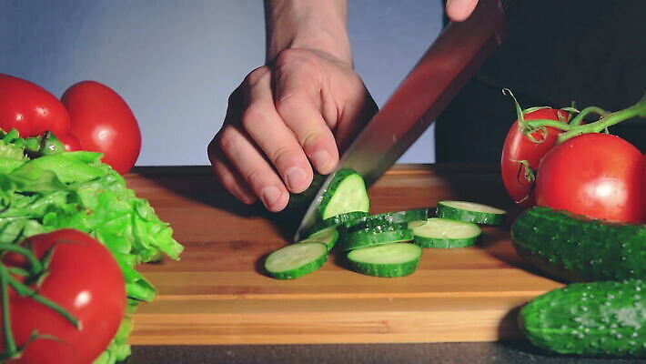 손 남자 음식 토마토 채소 재료 오이 실내 건강 요리 한명 주방 요리사 칼 자르기 준비 MOV 해외동영상 클립영상 직업 1 모션 사람 내부 신체부위 동영상 파일형식