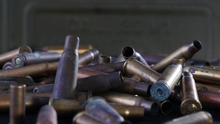 무기 백그라운드 공 안내 사람없음 금속 총 껍질 원형 폭력 그룹 위험 군용 전쟁 사냥 슛 육군 총알 놋쇠 총포 4K MP4 해외동영상 클립영상 도형 컨셉 재질 군대 사회이슈 동영상 파일형식