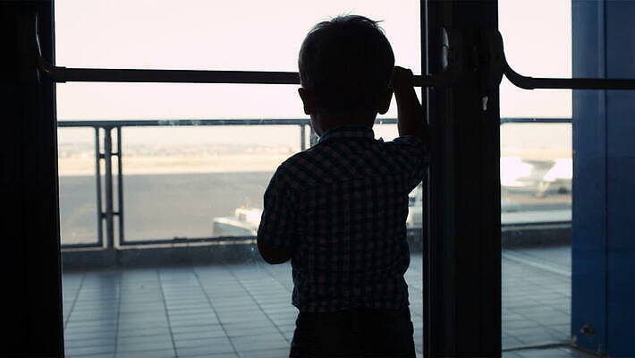 응시 실루엣 어린이 여행 창문 비행기 실내 소년 여행객 휴게실 기다림 공항 승객 터미널 MOV 해외동영상 클립영상 시선 남자 항공교통 교통시설 모션 대중교통 촬영기법 사람 내부 동영상 파일형식