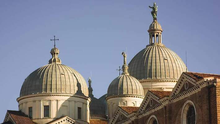 전통 유럽 십자가 건축양식 주택 사람없음 건물 성당 교회 문 이탈리아 궁전 기둥 도시 역사 클래식 8 상인 필름 마리아 기념물 종탑 천연기념물 랜드마크 마케팅 밀라노 바실리카 숭배 옛날 가리발디 4K MP4 해외동영상 클립영상 건축물 건축 나라 종교 컨셉 고건축 종교건축 숫자 탑 위인 동영상 정치가 파일형식