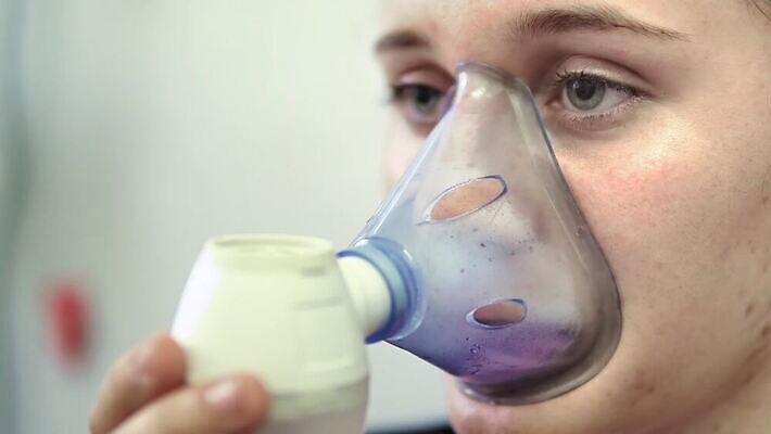 직업 라이프스타일 여자 유니폼 실내 건강 병원 한명 사람 성인 아웃포커스 약 고통 환자 간호사 의사 흰색 긴급 호흡 보호 질병 캐비닛 간호 서비스 격려 돌봄 물리치료사 소아과의사 인원 치유 헬프 4K MP4 해외동영상 클립영상 1 옷 감정 컬러 컨셉 의학 모션 촬영기법 내부 생활 의료진 도움 사물함 동영상 치료사 파일형식