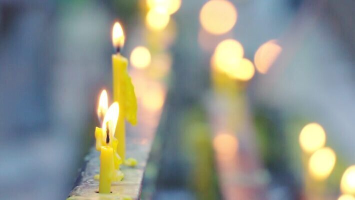 모양 전통 백그라운드 촛불 불 부활절 사람 사람없음 내부 장식 빛 노란색 파티 교회 어둠 희망 장비 낭만 젖음 흰색 기도 축하 사찰 영혼 심볼 보케 수도원 기념물 라이터 빛망울 연소 성체 신앙심 많음 4K MOV 해외동영상 클립영상 자연요소 기념일 감정 컬러 컨셉 초 종교건축 이벤트 건물 동영상 파일형식