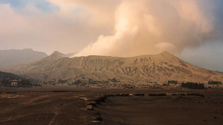 구름 여행 이동 자연 하늘 바람 불꽃 산 사람 풍경 사람없음 야외 햇빛 뷰티 동남아시아 일몰 사막 안개 연기 위험 큼 폭발 땅 화산 인도네시아 먼지 분화구 스카이라인 연소 랜드마크 절정 4K 타임랩스 MOV 해외동영상 클립영상 자연요소 아시아 컨셉 불 날씨 촬영기법 태양 노을 크기 생태계 동영상 파일형식