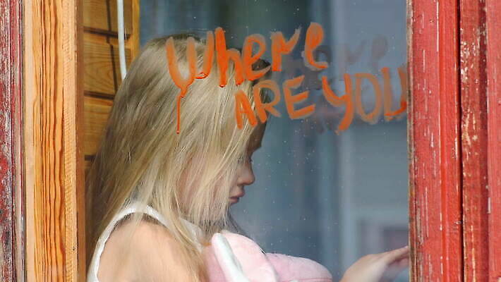 손 응시 얼굴 어린이 밧줄 창문 주택 한명 서기 빛 반사 유치원 놀이방 꿈 방 슬픔 표현 아기 블라인드 입 기다림 실 고독 보호 입술 셔터 우울감 우울증 혼자 4K MOV 해외동영상 클립영상 1 시선 교육 감정 줄 컨셉 모션 사람 건물 신체부위 커튼 질병 동영상 파일형식