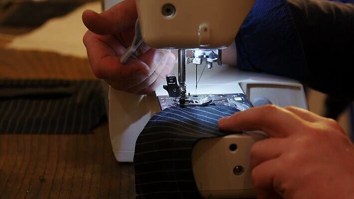 손 디자인 옷 여자 백그라운드 비즈니스 한명 유행 기계 장비 공구 직물 업무 수술 실 닫기 제조 바느질 디자이너 방향 땀 실타래 얼레 재단 재단사 방법 집게발 하수 핸드메이드 4K MP4 해외동영상 클립영상 직업 1 의학 모션 사람 신체부위 치료 물 도구 작업 동영상 파일형식