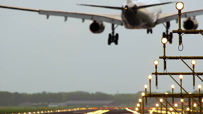 산업 여행 날개 회사 비즈니스 교통시설 비행기 사람없음 맑음 공항 항공 네덜란드 상업 활주로 제트기 승객 우주산업 암스테르담 대패 착륙 접근 항공사 4K 지상주행 유도로 MOV 해외동영상 클립영상 유럽 길 교통 항공교통 날씨 대중교통 우주 시설 동영상 파일형식