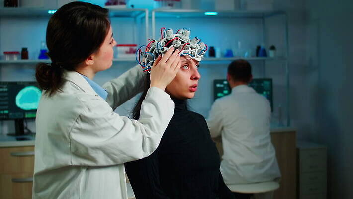 과학 건강 병원 실험 스터디 컴퓨터 약 머리 디지털 스크린 모니터 헤드폰 기계 장비 환자 의사 정보 마음 네트워크 엔지니어 실험실 질병 연구원 과학자 분석 뇌 시설 하이테크 조절 개발 스캐너 4K MOV 해외동영상 클립영상 직업 음향기기 컨셉 의학 기술 신체부위 전자제품 학습 의료진 기술자 동영상 학자 파일형식