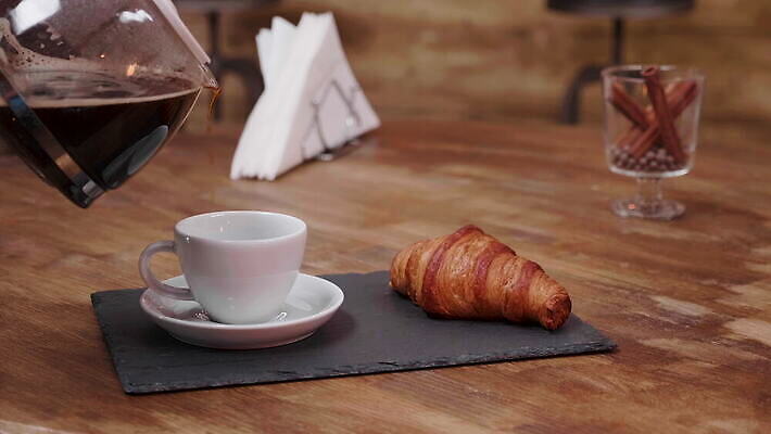 접시 커피 음료 음식 빵 백그라운드 비즈니스 탁자 아침 실내 사람없음 목재 컵 갈색 식당 검은색 카페 머그컵 신선 바 뜨거움 붓기 맛 아침식사 냄비 먹기 웨이터 아로마 바리스타 향 에스프레소 프랑스어 구성 양조 카페인 스타일 맛있는 4K MOV 해외동영상 클립영상 주간 나무 직업 문자 식기 컬러 가구 컨셉 재료 모션 내부 상점 식사 솥 동영상 파일형식