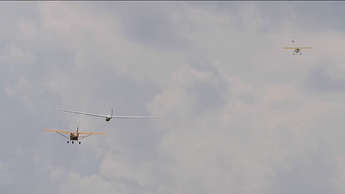 영어 스포츠 여행 날개 교통시설 하늘 비행기 항해 사람없음 야외 여름 파란색 비행 공항 항공 견인 이륙 에어쇼 곡예비행 글라이더 대패 옛날 4K MOV 해외동영상 클립영상 문자 계절 컬러 교통 배_교통 항공교통 대중교통 시설 쇼 동영상 파일형식