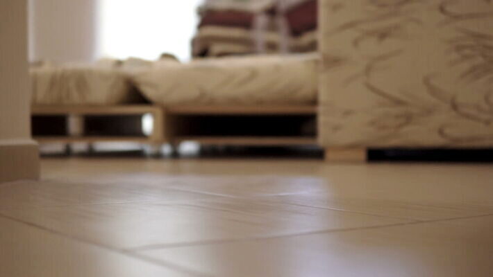 백인 모델 여자 백그라운드 맨발 발 바닥 함께함 관리 사람없음 아웃포커스 뷰티 섹시 유행 기쁨 흰색 화려 속옷 미끄러짐 누드 날씬함 피부 타일 팬티 란제리 가죽끈 블러 양발 4K MOV 해외동영상 클립영상 서양인 옷 감정 컬러 컨셉 모션 촬영기법 사람 신체부위 끈 가죽 몸매 동영상 파일형식