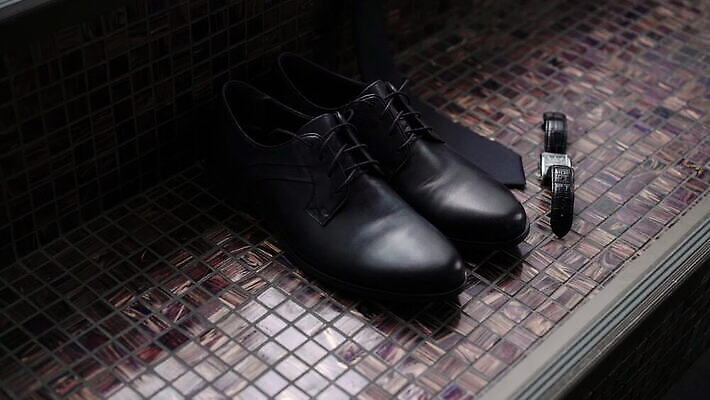 실내 사람없음 검은색 손목시계 정장구두 MOV 해외동영상 클립영상 구두 시계 컬러 장신구 내부 동영상 파일형식