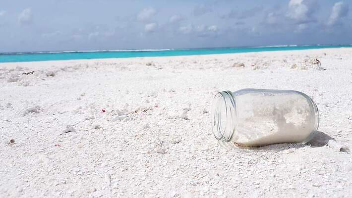 주간 모래 백그라운드 유리병 사람없음 4K MP4 해외동영상 클립영상 자연요소 병_용기 동영상 파일형식