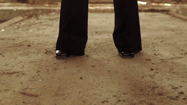 1 여자 여행 신발 이동 모션 성공 주택 갈색머리 실내 한명 사람 정장 내부 건물 유행 검은색 재킷 자신감 닫기 큼 버리기 개성 느림 단계 깡패 양발 혼자 MOV 해외동영상 클립영상 헤어스타일 건축물 옷 감정 컬러 컨셉 외투 크기 동영상 파일형식