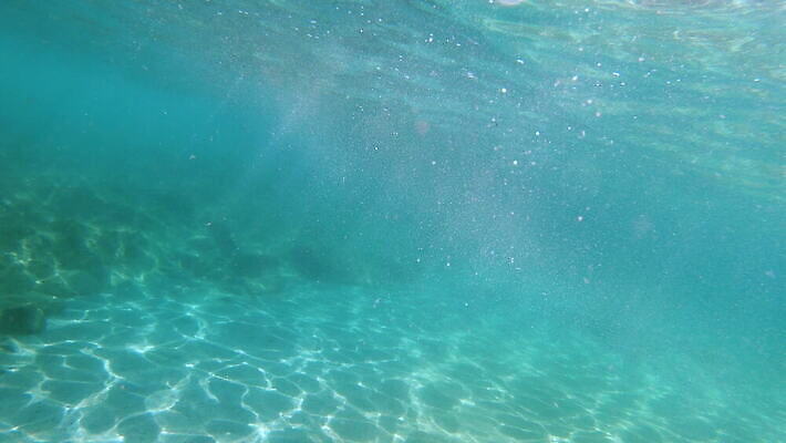 호수 물결 파도 바다 백그라운드 겨울 모션 자연 하늘 표면 날씨 사람없음 물 여름 파란색 빛 햇빛 태양 뷰티 환경 맑음 바닷속 수중 어둠 광선 흰색 액체 아래 다이빙 파열 내추럴 깊이 4K MOV 해외동영상 클립영상 자연요소 계절 컬러 수영 방향 생태계 위치 동영상 수중스포츠 파일형식