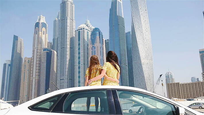 백인 라이프스타일 어린이 여행 가족 교통시설 자동차 휴가 사람 야외 두명 여행객 고층빌딩 차도 도심 아랍에미리트 두바이 MOV 해외동영상 클립영상 서양인 도로 육상교통 교통 중동 관계 빌딩 생활 도시 시설 동영상 파일형식