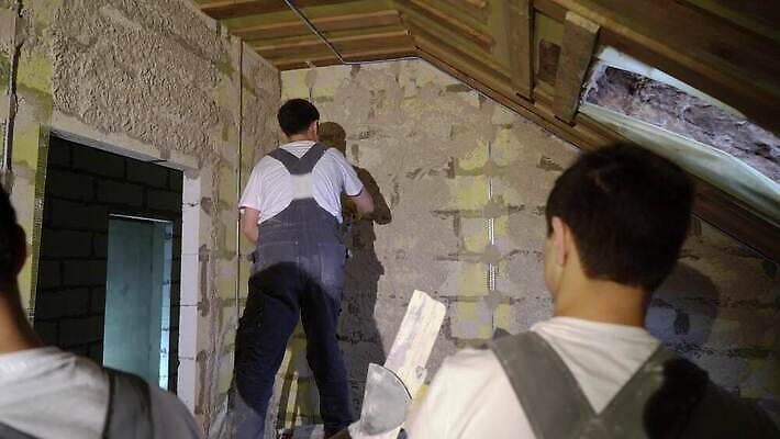 직업 산업 벽 표면 노동자 아파트 주택 돌담 내부 건물 세명 기계 방 장비 덮개 재산 끝 수리 믹서 시멘트 스프레이 분무기 부활 펌프 개발 건축업자 계약자 마무리 미장 석고 섞기 자동 콘크리트 4K MOV 해외동영상 클립영상 건축물 건축 사람 금융 담장 뚜껑 돌_바위 계약 동영상 파일형식