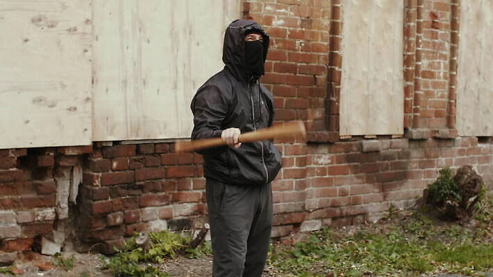 남자 감정 무기 거리 가면 한명 사람 야외 건물 검은색 힘 덮개 분노 도시 폭력 범죄 위험 공격 박쥐 깡패 나쁜 공격적 4K MOV 해외동영상 클립영상 1 건축물 컬러 컨셉 포유류 모션 뚜껑 사회이슈 동영상 파일형식