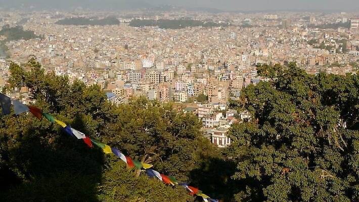 전통 외관 공공시설 아시아 종교 문화 물결 여행 불교 모션 하늘 바람 매달리기 파노라마 풍경 사람없음 도시풍경 컬러풀 햇빛 믿음 계곡 활발 자유 기도 도시 사찰 재산 심볼 신성 네팔 기념물 강렬 숭배 신앙심 전국 카트만두 히말라야 카피스페이스 MOV 해외동영상 클립영상 자연요소 감정 나라 컬러 컨셉 종교건축 날씨 촬영기법 금융 태양 공백 시설 동영상 파일형식 산맥