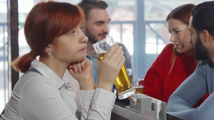 라이프스타일 여자 문화 음료 유리 스트레스 맥주 생맥주 사람 여러명 성인 청춘 파티 식당 축제 카페 기쁨 머그컵 추위 슬픔 축하 표현 알코올 바 시원함 상쾌 건배 토스트 중독 양조장 옥토버페스트 우울증 4K MOV 해외동영상 클립영상 감정 빵 다수 컨셉 재질 주류 이벤트 생활 컵 상점 질병 동영상 파일형식