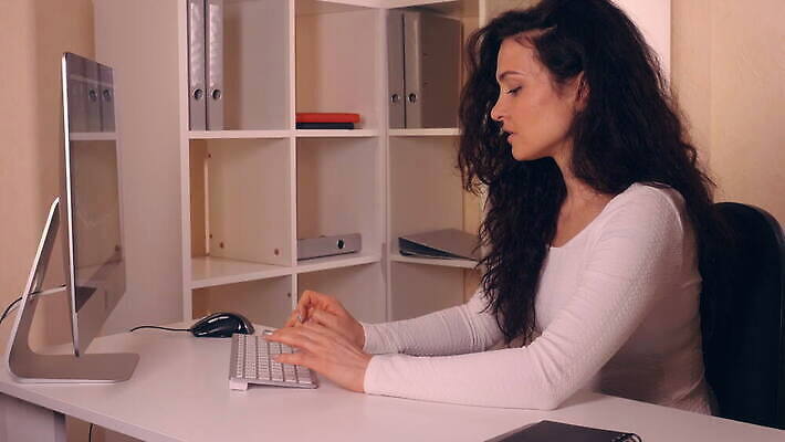 백인 직업 라이프스타일 여자 인터넷 비즈니스 스트레스 피곤 한명 컴퓨터 사무실 머리 고통 업무 작업 네트워크 좌절 집중 걱정 두통 업무과다 나쁜 과로 마감 배기가스 트러블 편두통 4K MOV 해외동영상 클립영상 서양인 1 감정 컨셉 사람 생활 신체부위 전자제품 질병 동영상 파일형식